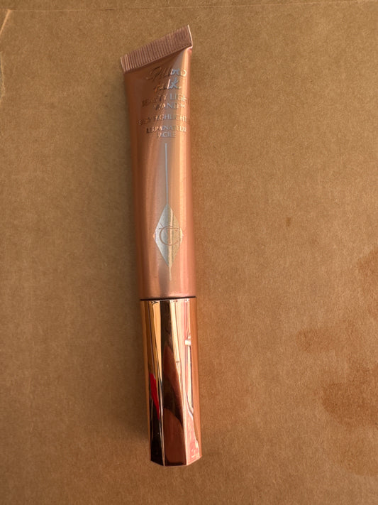 CHARLOTTE TILBURY
Beauty Light Wand - Illuminante Liquido Pillow Talk ( stampa non centrata )